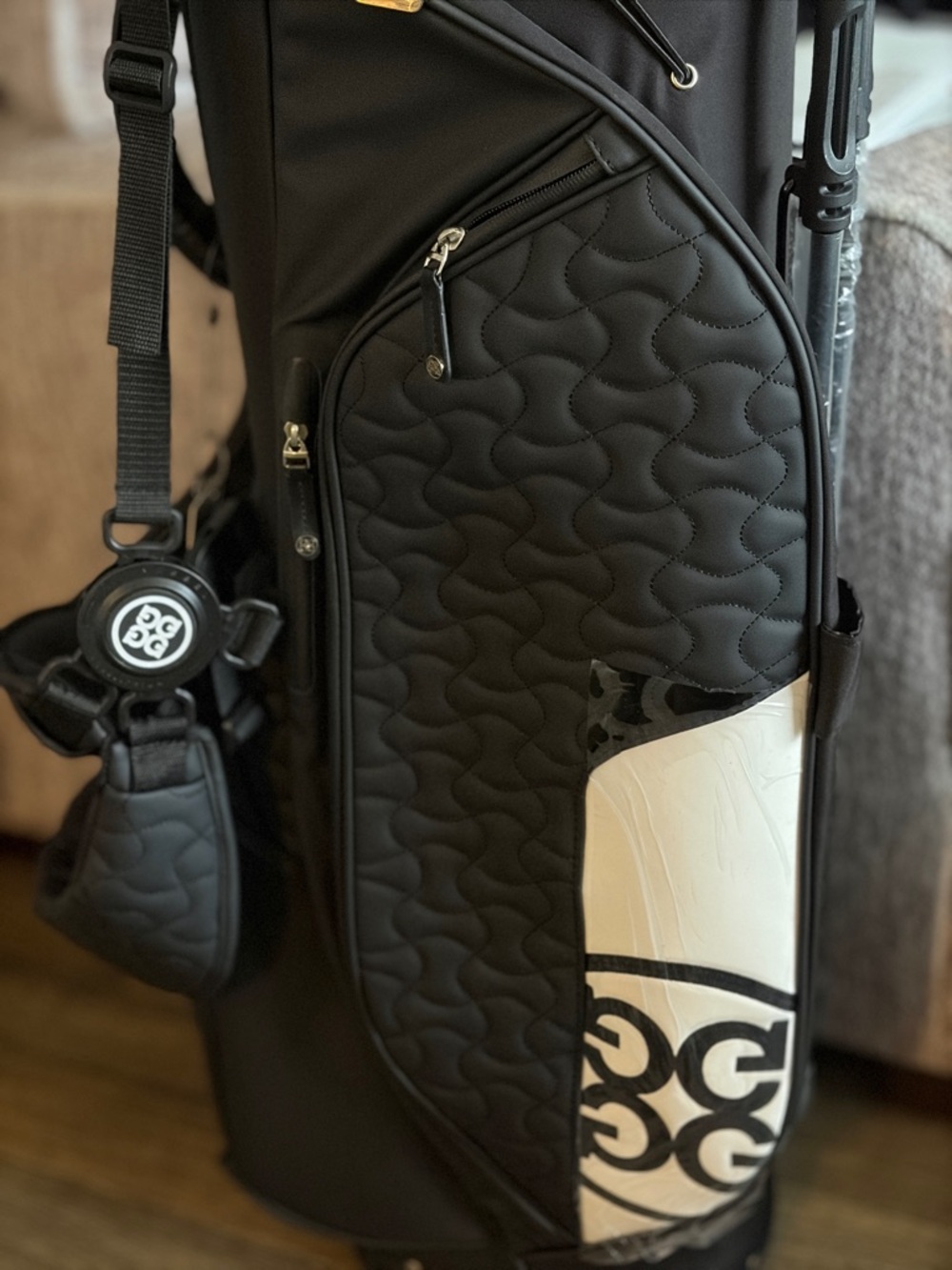G/FORE Black and White Skull golf bag. - Picture 3 of 8